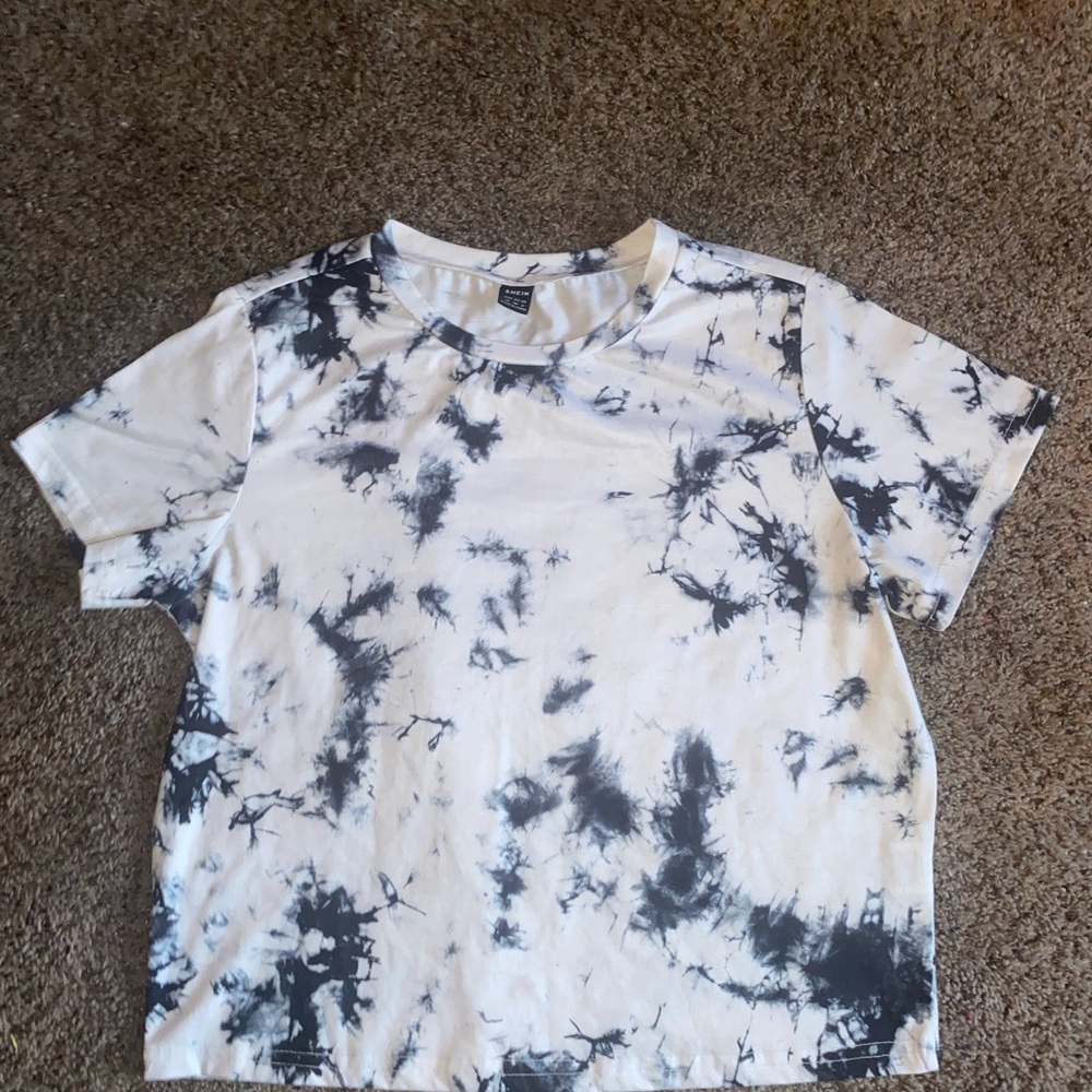 Black and white cropped tee